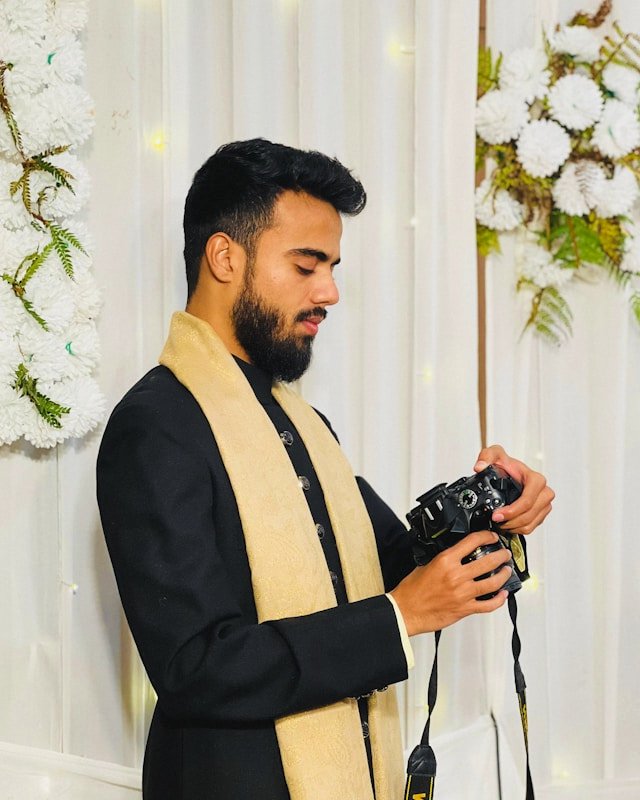 Profesional de fotografía capturando momentos durante una boda.