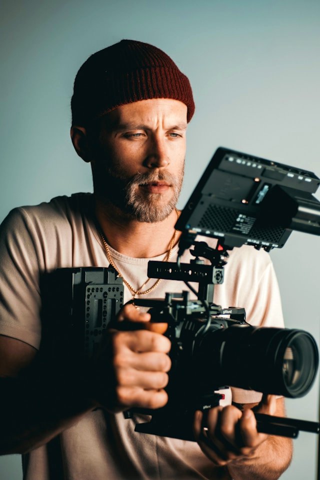 Profesional del video ajustando detalles durante una grabación en estudio.