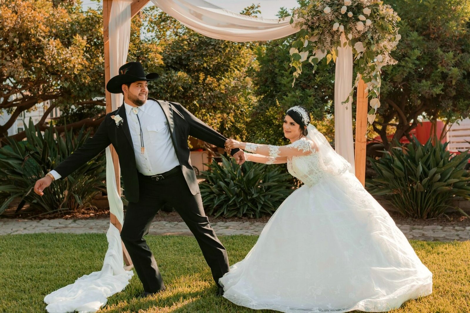 Novia sonriente detiene a su esposo en una escena divertida durante su boda
